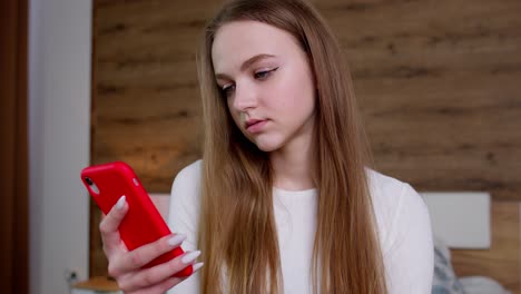 Mädchen-Schaut-Auf-Den-Bildschirm-Ihres-Smartphones-Und-Macht-Erfolgreiche-Online-Bestellungen,-Surft-Langsam-Im-Internet