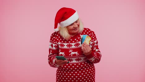 Senior-Navidad-Abuela-Mujer-Uso-Móvil-Teléfono-Celular-Plástico-Tarjetas-Bancarias-De-Crédito-Ganar-Calebrar-Guau