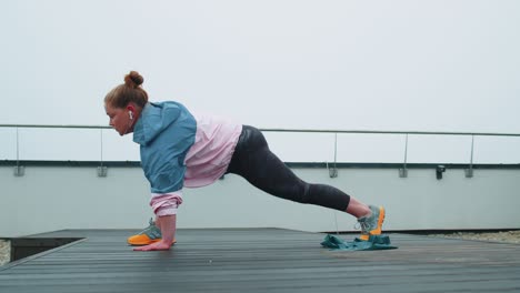 Fitness-Mädchen-Macht-Workout-Cardio-Training-Kniebeugen-Übungen-Im-Freien,-Gewichtsverlust,-Fettverbrennung