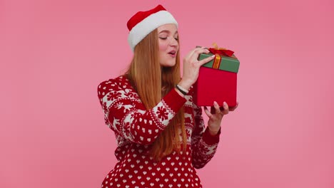 Lustiges-Mädchen-Trägt-Neujahrspullover-Hirschgeweih-Erhalten-Geschenk,-Interessiert-An-Dem,-Was-In-Geschenk-Box