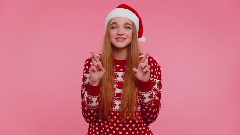 Frau-Im-Weihnachtspullover-Wünscht-Sich-Viel-Glück-Und-Freut-Sich-über-Die-Feier-Des-Lang-Ersehnten-Geschenks