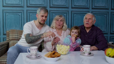 Mehrgenerationenfamilie-Bekommt-Angst,-Sieht-Horrorfilme-Im-Fernsehen,-Isst-Popcorn-Zu-Hause