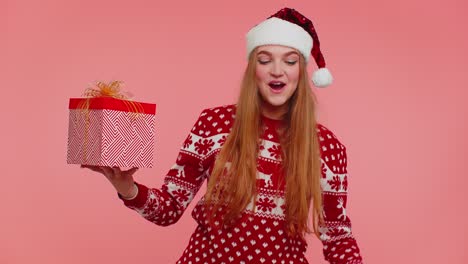 Mujer-En-Suéter-De-Navidad-Mostrando-Caja-De-Regalo-Y-Nota-De-Texto-De-Banner-De-Inscripciones-De-20-Por-Ciento-De-Descuento