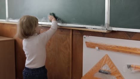Mädchen-Putzt-Tafel-Mit-Einem-Waschlappen-Im-Klassenzimmer.-Bildungsprozess