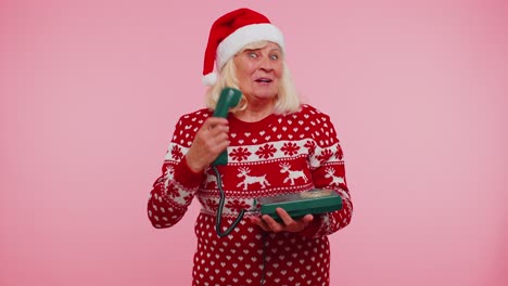 Ältere-Weihnachtsgroßmutter,-Die-über-Ein-Kabelgebundenes-Vintage-Telefon-Aus-Den-80ern-Spricht-Und-Sagt:-„Hey,-Ruf-Mich-Zurück“