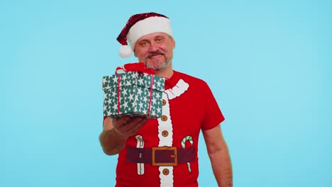 Mann-Im-Weihnachts-T-Shirt-Zeigt-Geschenkboxen-Und-30-Prozent-Rabatt-Aufschriften,-Banner-Textnotiz