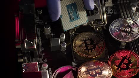 Bitcoin-Btc,-Monedas-Ethereum-En-La-Placa-Base-De-La-Computadora-Digital,-Minería-De-Criptomonedas,-Futuro-Sin-Efectivo