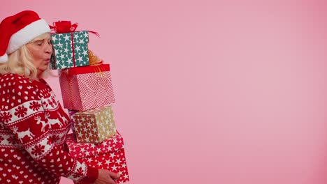 Mujer-Abuela-Mayor-En-Suéter-De-Navidad-Sosteniendo-Muchas-Cajas-De-Regalo-Regalo-De-Año-Nuevo-Venta-De-Compras