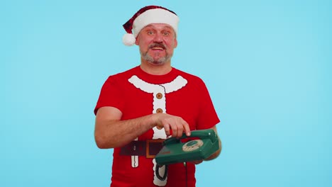Lustiger-Mann-Im-Weihnachts-T-Shirt,-Der-Auf-Einem-Kabelgebundenen-Vintage-Telefon-Aus-Den-80ern-Spricht-Und-Sagt:-„Hey,-Du-Rufst-Mich-Zurück.“