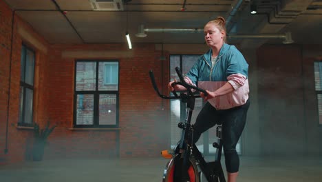 Frau-Führt-Aerobes-Ausdauertraining,-Cardio-Training-Auf-Den-Simulatoren-Und-Fahrradtraining-Durch