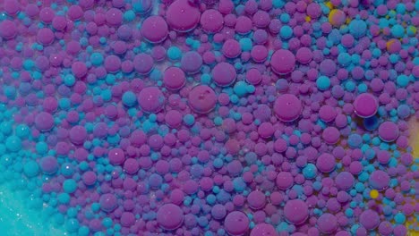 Tintenblasen-Gemischt-Mit-Flüssiger-Substanz-Aus-Öl,-Milch,-Seife-Und-Heller-Acrylfarbe-Auf-Bunter-Oberfläche