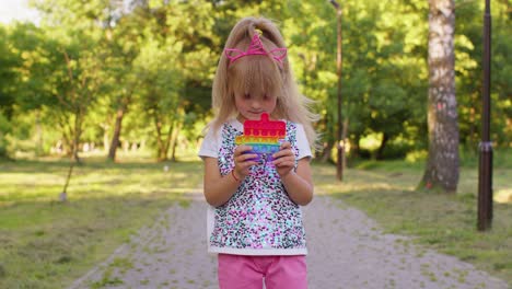 Kinder-Mädchen-Quetschen-Drückt-Bunten-Anti-Stress-Touchscreen-Push-Pop-Es-Beliebtes-Spielzeug-Im-Park