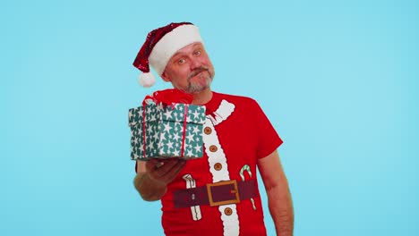 Mann-Im-Roten-Weihnachts-T-Shirt-Mit-Geschenkbox-Und-40-Prozent-Rabatt-Aufschrift,-Banner-Textnotiz
