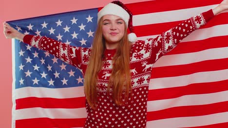 Weihnachten-Erwachsenes-Mädchen-Winkt-Und-Wickelt-In-Amerikanische-Flagge,-Feiert,-Menschenrechte-Und-Freiheiten