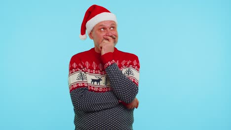 Ein-Aufgeregter-Mann-Im-Weihnachtspullover-Macht-Eine-Geste-Und-Hebt-Den-Finger.-Hat-Sich-Einen-Kreativen-Plan-Ausgedacht,-Eine-Gute-Idee