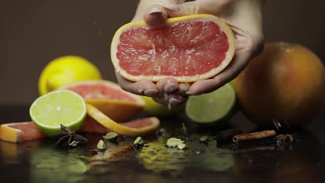 Frau-Drückt-Eine-Frische-Und-Saftige-Grapefruit-Mit-Den-Händen-Aus.-Frisches-Obst