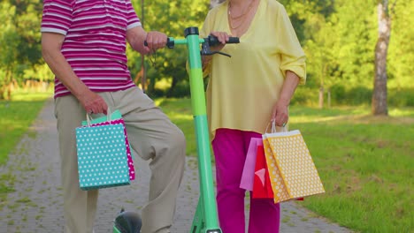älteres,-Stilvolles-Paar,-Großmutter,-Großvater-Nach-Dem-Einkaufen-Mit-Taschen-Auf-Dem-Roller-Zum-Fahren