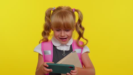 Lustiges,-Aufgeregtes-Schulmädchen-Trägt-Einen-Rucksack-Und-Spielt-Begeistert-Rennvideospiele-Auf-Dem-Handy