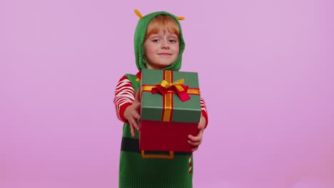 Graciosa-Niña-Pequeña-Adolescente-Disfrazada-De-Papá-Noel-Presentando-Caja-De-Regalo-De-Navidad,-Venta-De-Compras