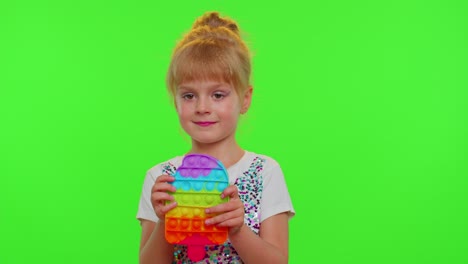 Süßes-Mädchen,-Das-Mit-Pop-it-sensorischem-Anti-Stress-Spielzeug-Spielt,-Stress--Und-Angstlinderung,-Chroma-Key-Hintergrund
