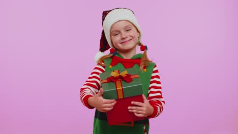 Niña-Alegre-Navidad-Santa-Claus-Duende-Recibiendo-Caja-De-Regalo-Presente,-Expresando-Asombro-Felicidad