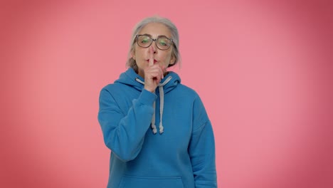 Ältere-Oma-Drückt-Zeigefinger-Auf-Die-Lippen-Macht-Schweigegeste-Zeichen-Verrät-Kein-Geheimnis