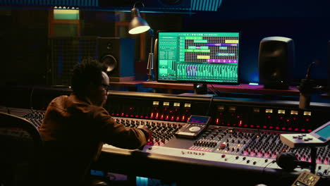 Afroamerikanischer-Audioexperte,-Der-In-Der-Postproduktion-Soundeffekte-Auf-Tracks-Hinzufügt