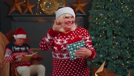 Ältere-Großmutter-Im-Weihnachtspullover-Feiert-Erfolg,-Gewinnt,-Schreit-Und-Macht-Gewinner-Hände-Geste