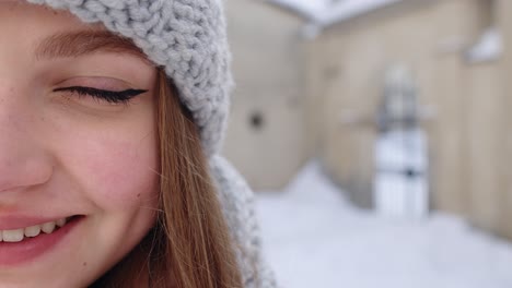 Porträt-Eines-Kaukasischen,-Ziemlich-Glücklichen-Mädchens-Mit-Einem-Lächeln-Im-Gesicht,-Das-Auf-Dem-Hintergrund-Einer-Winterlichen-Stadtstraße-Posiert