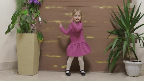 Kleines-Kind-Tanzt-Neben-Blumentöpfen-Und-Holzzaun.-Fühle-Mich-Glücklich-Und-Lächele