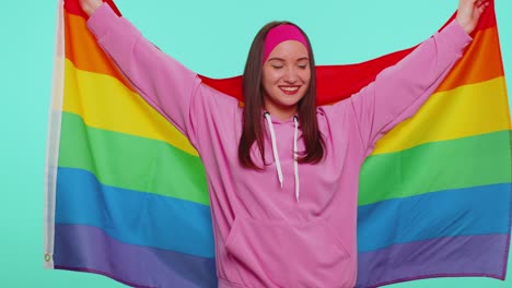 Fröhliches-Süßes-Mädchen-Lächelt-Mit-Regenbogen-LGBT-Flagge-Und-Feiert-Parade-Zur-Toleranz-Gleichgeschlechtlicher-Ehen
