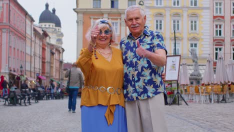 Senior-Großmutter-Großvater-Touristen-Hebt-Daumen-Hoch-Stimmt-Mit-Etwas-Zu-Empfiehlt-Mag-Gut