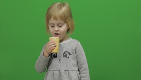 Kindermädchen-Essen-Eis-Auf-Einem-Grünen-Bildschirm,-Chroma-Key