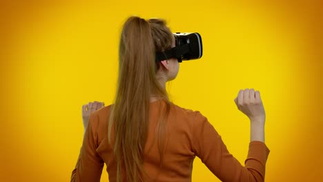 Mädchen-Nutzt-Virtual-Reality-Futuristische-Technologie-VR-Headset-Helm,-Um-Simulation-3D-Videospiel-Zu-Spielen
