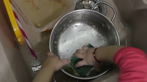 Niño-Lavando-Platos-En-La-Cocina.-Primer-Plano-De-Las-Manos-De-Las-Niñas