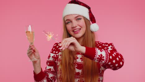 Weihnachtsmädchen-Tanzt-Mit-Bengalischen-Wunderkerzen,-Feuerwerk-Und-Champagner-Und-Sendet-Glückwünsche
