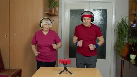 Senioren-Joggerpaar,-Mann-Und-Frau,-Die-Sich-Online-Trainingsübungen-Auf-Dem-Mobiltelefon-Ansehen