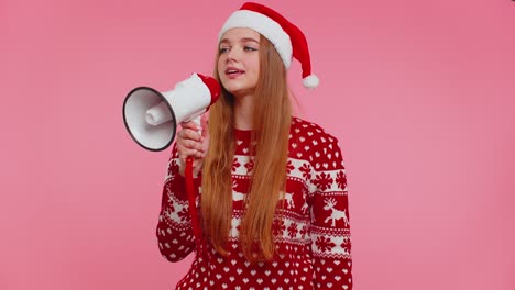 Mädchen-Im-Weihnachtspullover-Schreit-Durch-Megafon-Und-Verkündet-Rabatte-Beim-Ausverkauf-Von-Einkaufsanzeigen