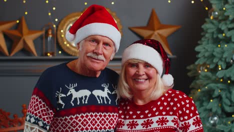 Lächelnd-Verheiratetes-älteres-Paar-Großeltern-Mann-Frau-Im-Wohnzimmer-Gemeinsam-Weihnachten-Feiern