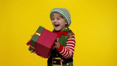 Kleines-Mädchen-Im-Weihnachtselfenkostüm-Als-Weihnachtsmannhelfer-Bekommt-Geschenkbox.-Neujahrsferien