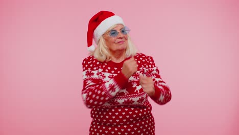 Ältere-Weihnachtsgroßmutter-Mit-Hirschgeweih,-Die-Musik-Hört,-Disco-Tanzt-Und-Herumalbert