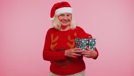 Anciana-Encantadora-Abuela-Mujer-Viste-Un-Suéter-Rojo-De-Año-Nuevo-Y-Un-Sombrero-Sonriendo-Mirando-A-La-Cámara