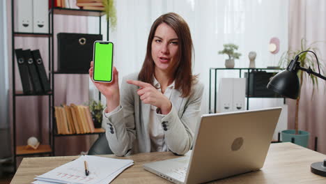 Geschäftsfrau-Hält-Smartphone-Mit-Greenscreen-Chroma-Key-Modell,-Empfiehlt-Gute-Anwendung