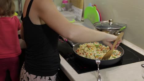 Mujer-Cocinando-Comida-Frita.-Higo-Con-Espárragos,-Pimiento,-Maíz-Y-Zanahoria