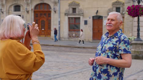 älterer-Tourist,-Großvater,-Der-In-Der-Alten-Sommerstadt-Mit-Einer-Retro-Kamera-Fotos-Von-Seiner-Großmutter-Macht