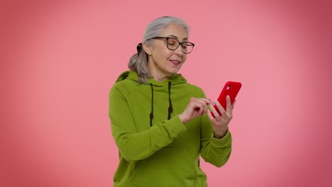 Anciana-Abuela-Usando-Un-Teléfono-Móvil-Escribiendo-Una-Nueva-Publicación,-Mensajes-SMS,-Navegando,-Redes-Sociales