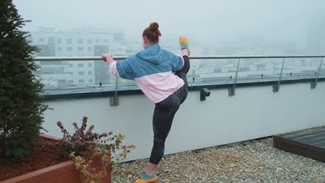 Fittes-Mädchen-Macht-Workout-Cardio-Trainingsübungen-Im-Freien,-Macht-Yoga-Stretching-Übungen-Auf-Dem-Dach