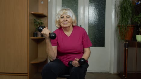 Anciana-Abuela-Mujer-Haciendo-Entrenamiento-De-Levantamiento-De-Pesas-Pesas-De-Fitness-Haciendo-Ejercicio-En-Casa