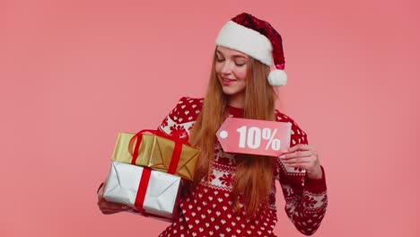 Mujer-En-Suéter-De-Navidad-Mostrando-Caja-De-Regalo-Y-Nota-De-Texto-De-Banner-De-Inscripciones-De-10-Por-Ciento-De-Descuento