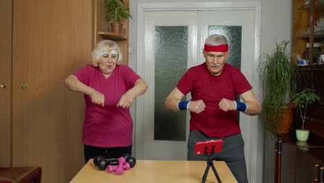 Älteres-Paar,-Mann-Und-Frau,-Fitnesstrainer,-Zeichnet-Online-Trainingsübungskurs-Auf